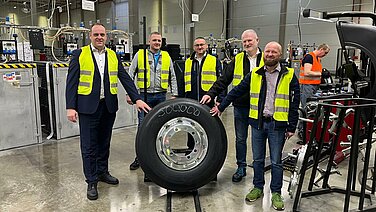 Representatives of MAN and Leadec with a wheel in the MAN truck plant in Niepołomice.
